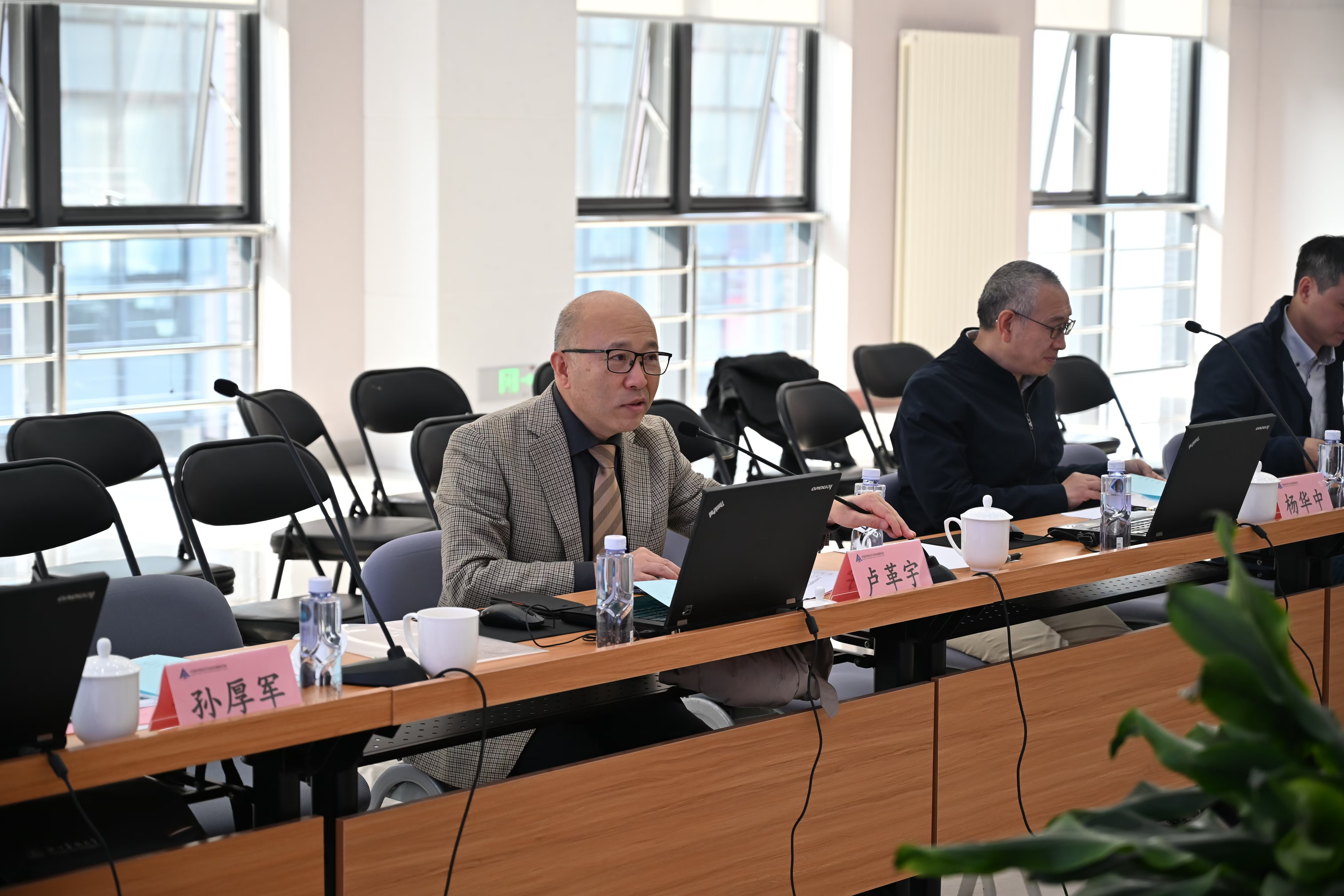 图5 电子学科专家评审组质询讨论.jpg